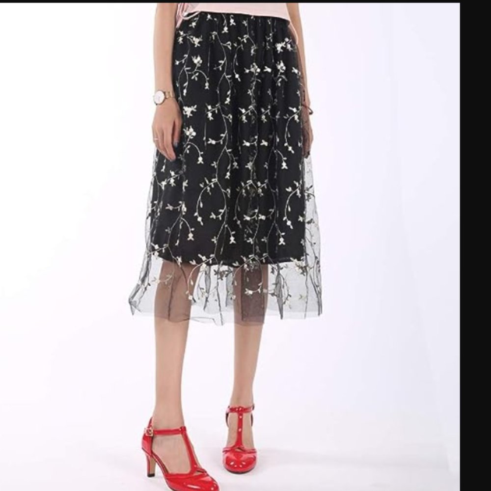 Modern Attraction Floral Embroidered Lined Skirt Sz L